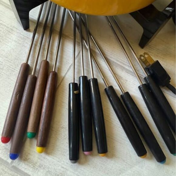 Vintage West Bend mustard yellow fondue pot with 11 pokers for dipping - Picture 4 of 10